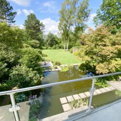 Blick vom Westbalkon in den Traumgarten mit Teich